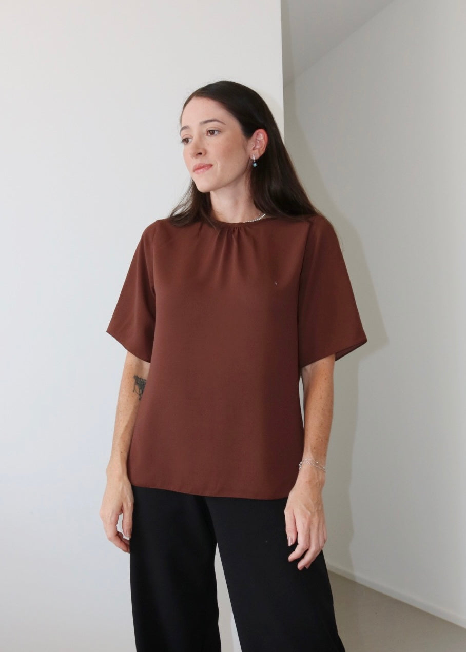 Blusa MC Crepe Decote Franzido Fabíola Marrom