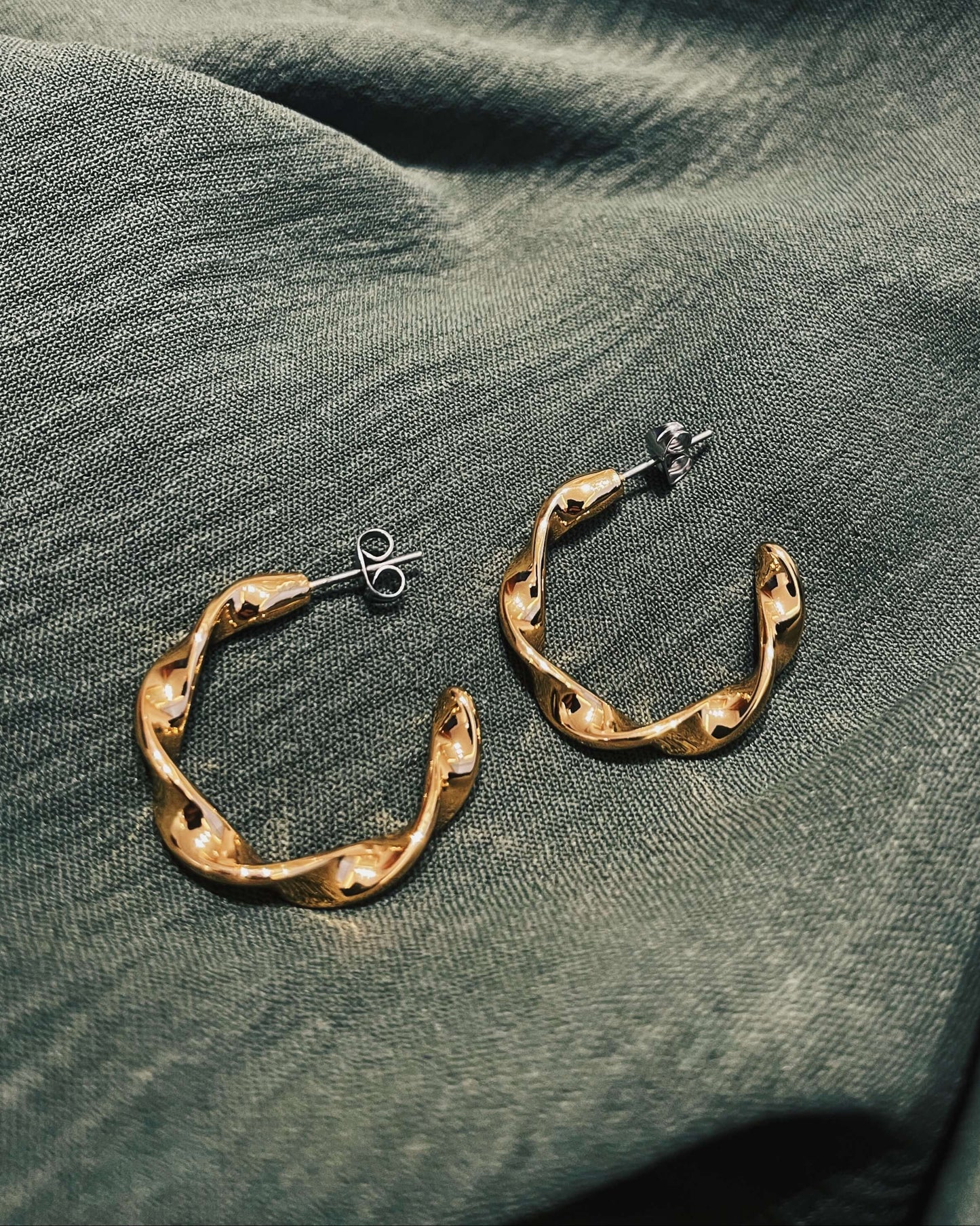 Brinco Argola Ondas Médio Dourado