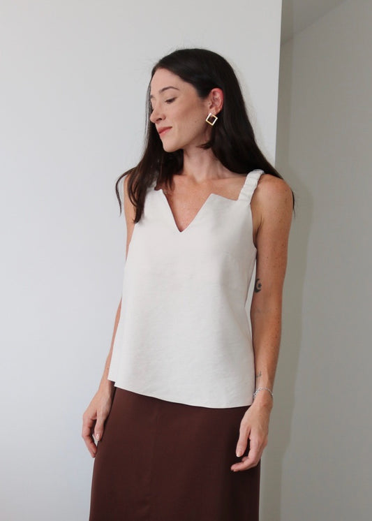 Blusa Regata Decote V Emma Bege Andiroba