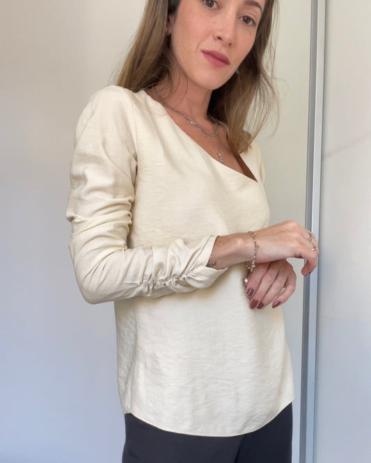 Blusa Mangas Longas Decote Assimétrico Esther Champagne