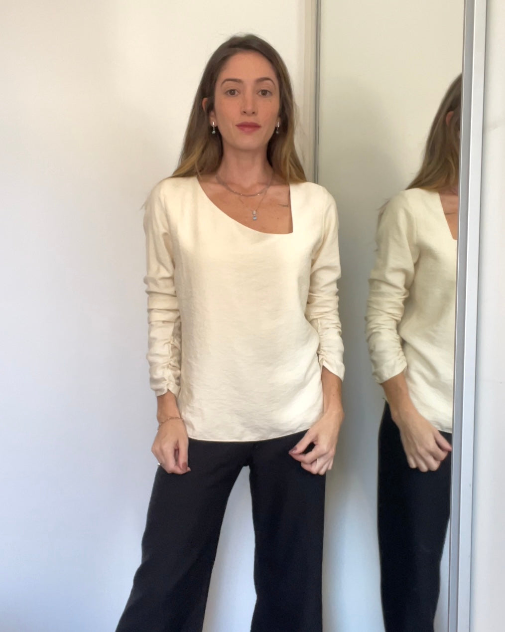 Blusa Mangas Longas Decote Assimétrico Esther Champagne