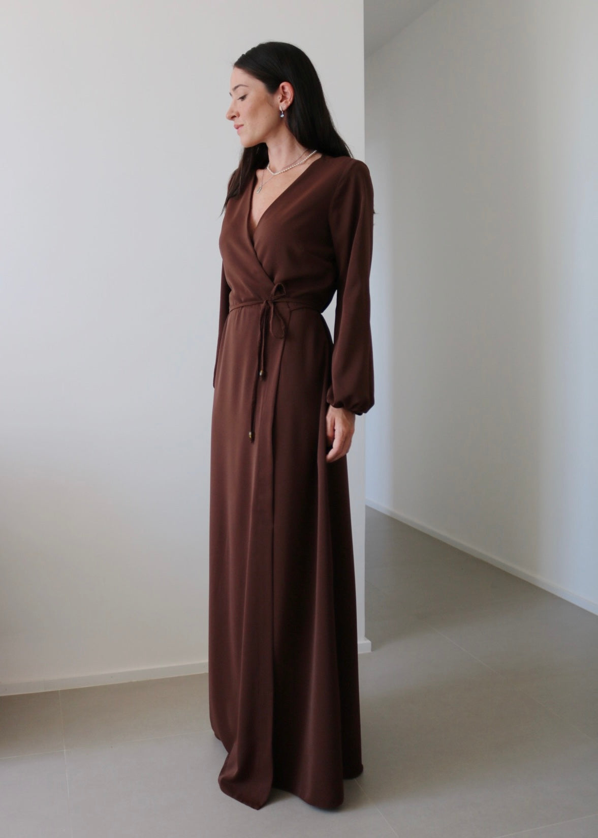 Vestido Transpassado Longo Cláudia Marrom