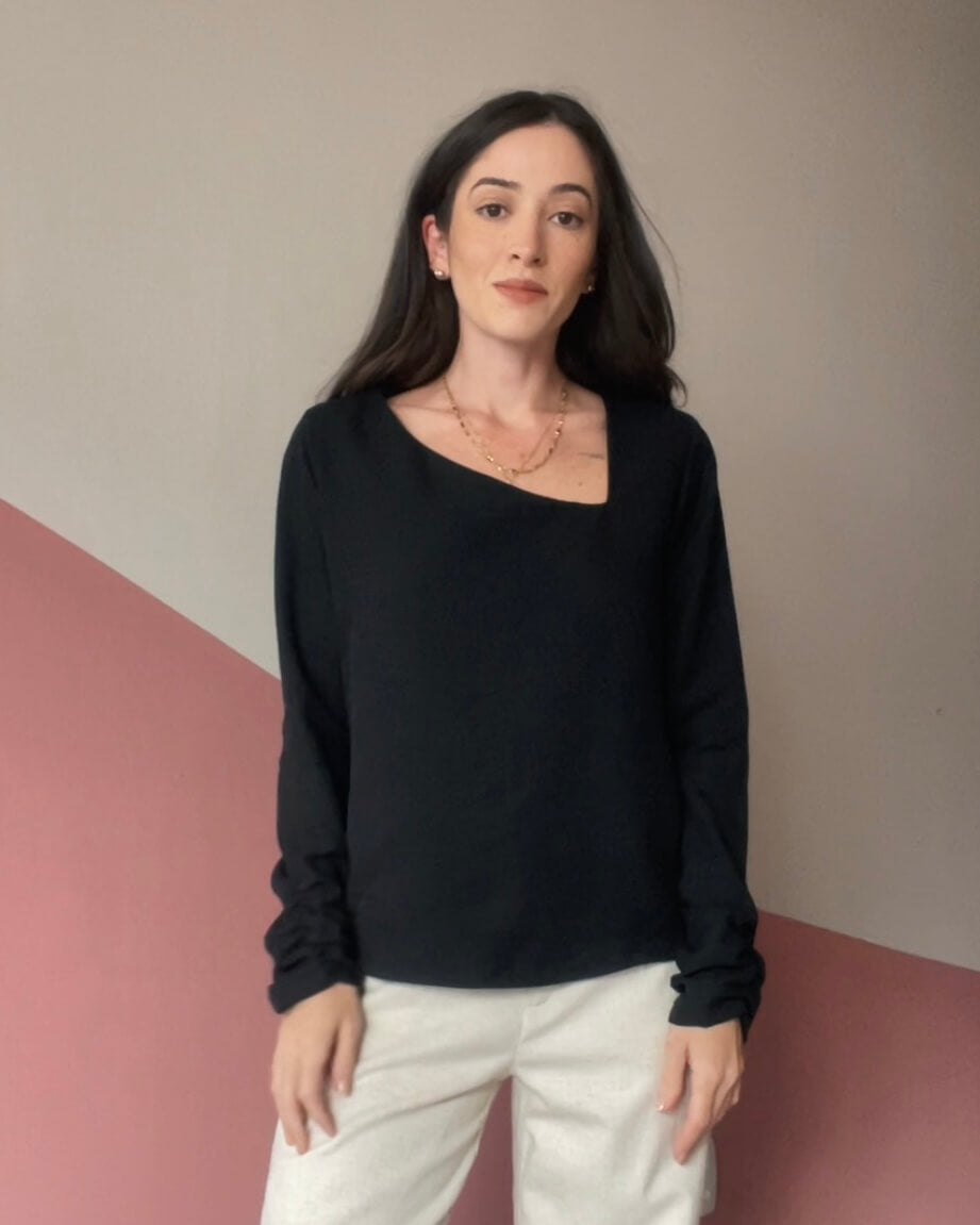 Blusa Mangas Longas Decote Assimétrico Esther Preta