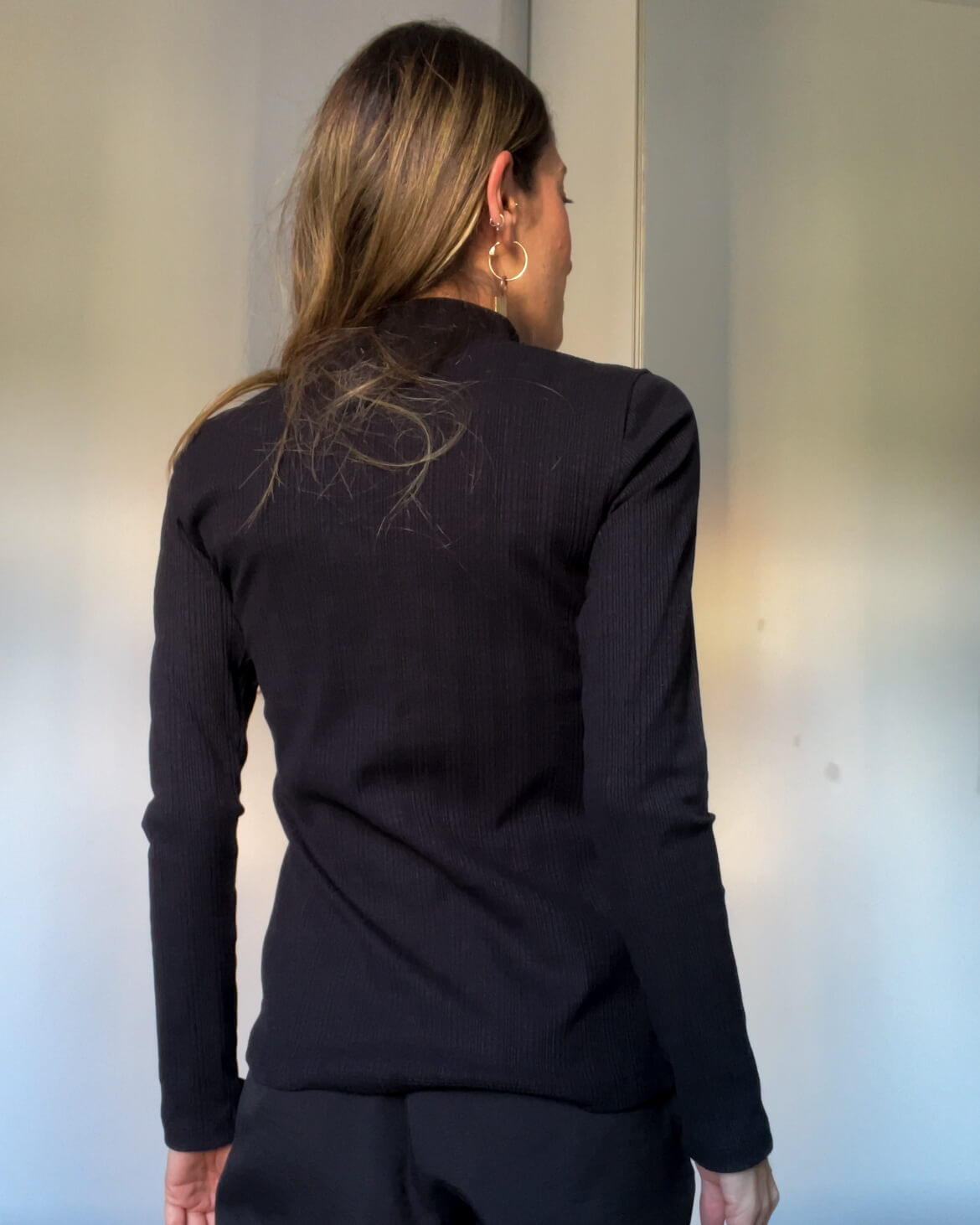 Blusa Manga Longa Gola Alta Canelada Isadora Preta