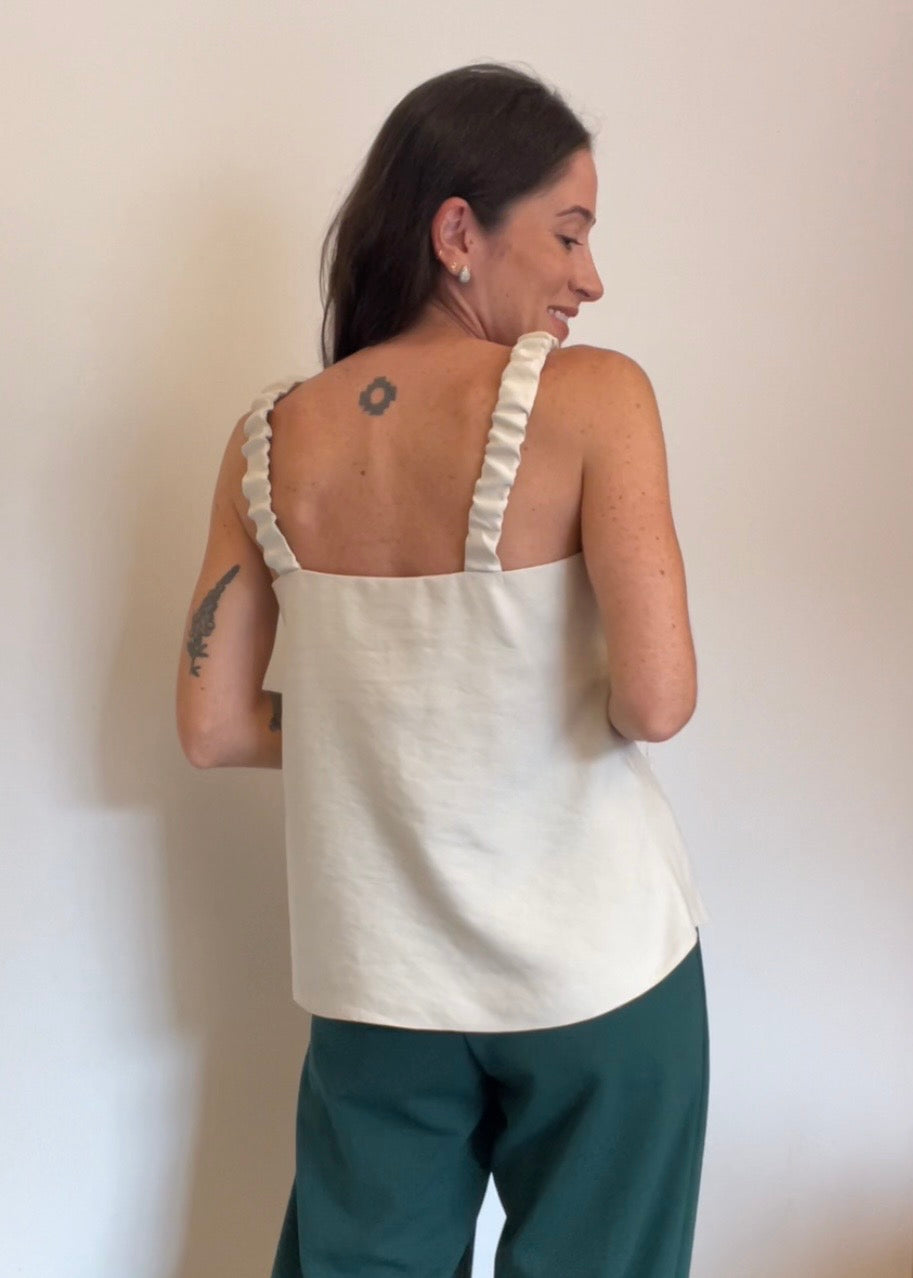 Blusa Regata Decote V Emma Bege Andiroba