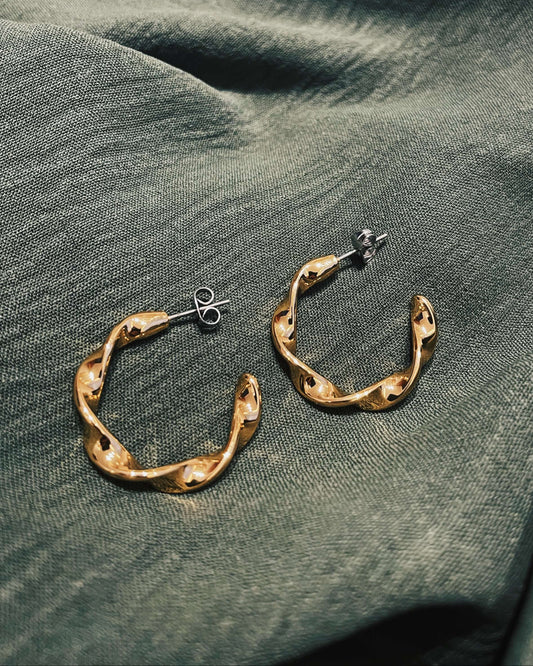 Brinco Argola Ondas Médio Dourado