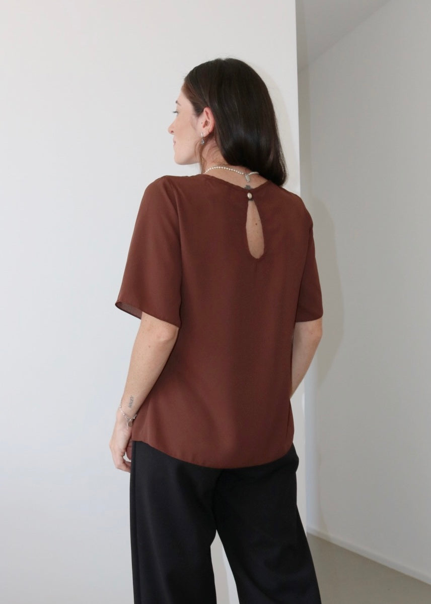 Blusa MC Crepe Decote Franzido Fabíola Marrom