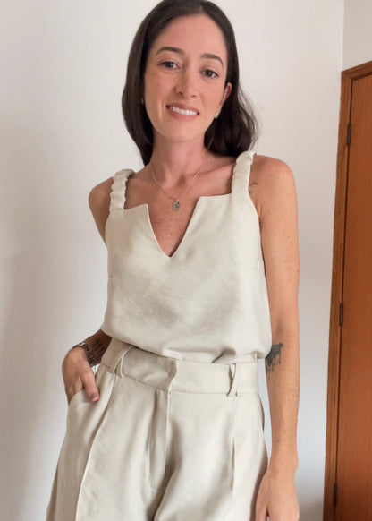 Blusa Regata Decote V Emma Bege Andiroba