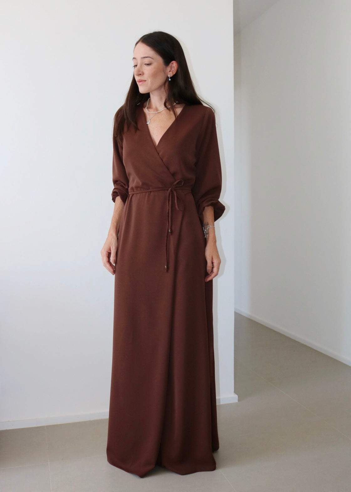 Vestido Transpassado Longo Cláudia Marrom