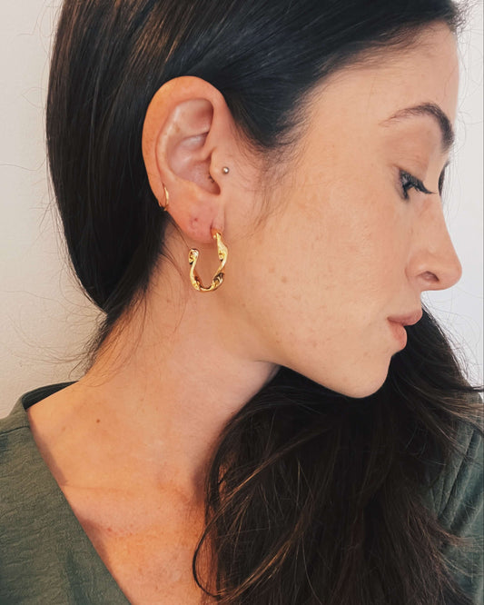 Brinco Argola Ondas Médio Dourado