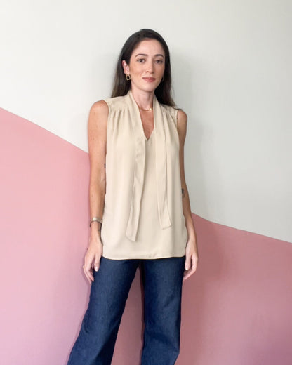 Blusa Regata Texturizada Decote Laço Valéria Bege